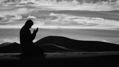 الحمد لله ذي القدرة الباهرة حمدا يزيد من نعمه ويكون حصنا منيعا من نقمه
