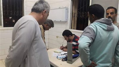 رئيس مدينة أشمون يفاجئ المستشفى العام ليلا متنكرا بالجلباب البلدى