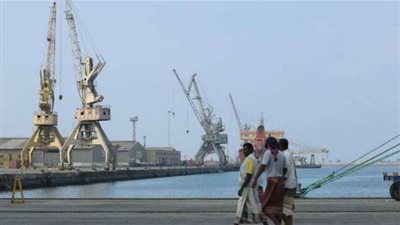 الحوثيون يزرعون الألغام ويحفرون الخنادق حول مطار الحديدة