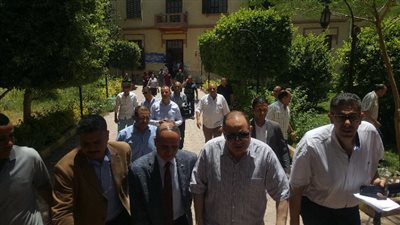 طلاب الصف الأول الثانوى بالفيوم يؤدون الامتحان بالنظام الورقى