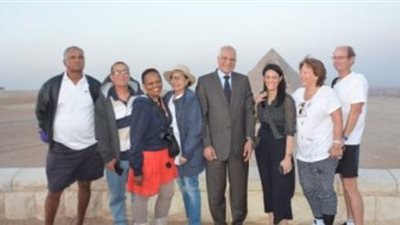 وزيرة السياحة تصطحب مصابي الانفجار في جولة بمنطقة الأهرامات