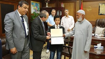 محافظ كفرالشيخ يكرم الطالب 