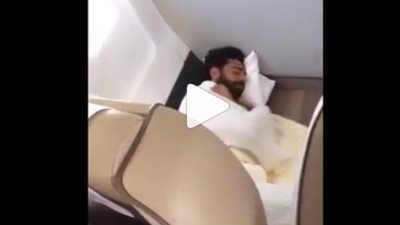 فيديو محمد صلاح وهو نائم يشعل مواقع التواصل.. والجمهور يرد : عادي ..ما هو الملك
