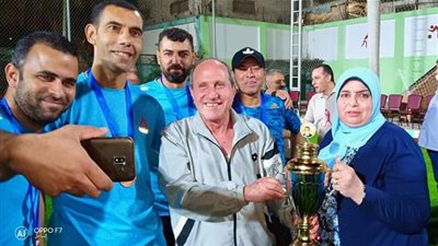 كهرباء القناة تفوز بالمركز الثالث فى البطولة الرمضانية والسيد يتسلم الكأس من سويلم