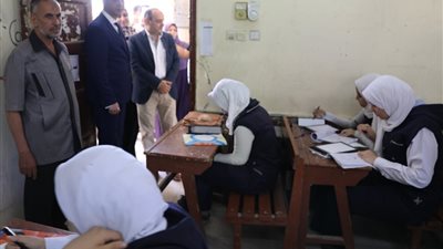 محافظ سوهاج يتفقد عدد من لجان الإمتحانات بالمدارس..صور