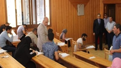 رئيس جامعة بورسعيد يشيد بانتظام سير الامتحانات بالحقوق والعلوم