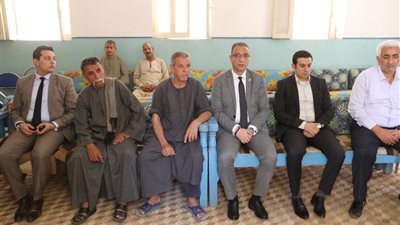 محافظ سوهاج يؤدي واجب العزاء لأسرة الشهيد عمار السيد فرغل