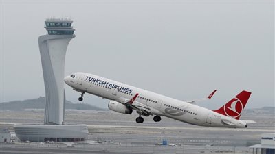 طائرة تركية تصطدم بعمود في مطار إسطنبول الجديد