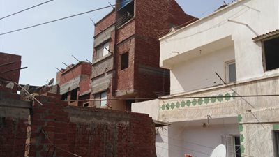 سقوط سلك ضغط عالي يشعل النيران في منزلين بالبحيرة.. صور