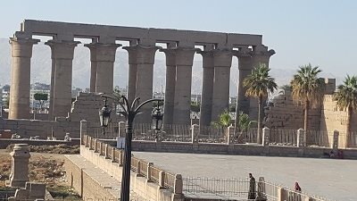 أشعة الشمس الحارقة تمنع الأهالى بالأقصر من الخروج نهارا