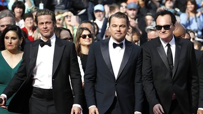 بفضل كلبة.. أحدث أفلام براد بيت ودي كابريو يفوز بجائزة في مهرجان 