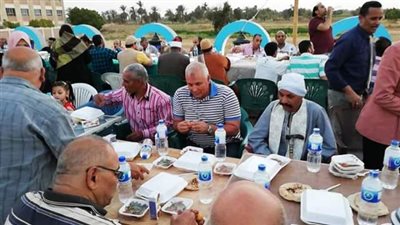 محافظ الوادى الجديد يشارك أهالى قرية بولاق الإفطار بمركز الخارجة.. بالصور
