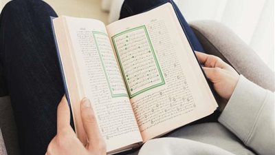 الإفتاء: قراءة القرآن الكريم مرتدياً الحذاء..جائز بشرط