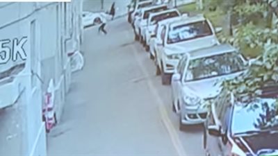 طفل يسقط من الطابق الخامس وينجو باعجوبة