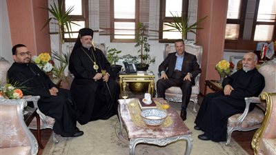 محافظ بني سويف يلتقى الأنبا توماس مطران الكاثوليك بالجيزة وبني سويف والفيوم