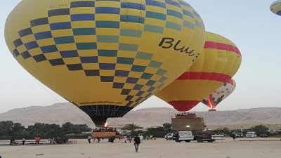 225 سائحا فى مغامرة جوية على متن 11 بالونا فى سماء الأقصر