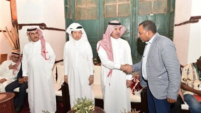 وزير الإعلام السعودي يقيم مأدبة إفطار للإعلاميين المشاركين في تغطية القمم الثلاث