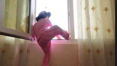 هالة سقطت من الرابع واصيبت بسحجات وكدمات