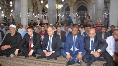 محافظ الغربية يحضر الاحتفال بليلة القدر ويصلى التراويح بالمسجد الاحمدى