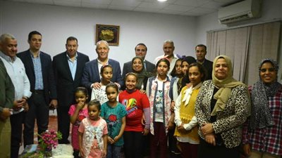 محافظ الاقصر يهنئ الأطفال الأيتام
