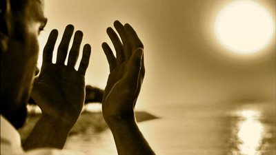 إلهي .. أسألك مسألة المسكين من خضعت لك رقبته وفاضت لك عينه ان تعفو
