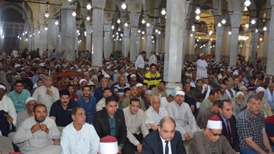 محافظ الغربية يؤدي صلاةالجمعةالأخيرةبالمسجد الأحمدى بطنطا وسط آلاف المصلين