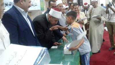 وكيل وزارة الأوقاف بالقليوبية يكرم حفظة آلقرآن الكريم ببنها