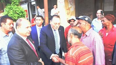 غراب يزور مؤسسة تربية البنين والبنات بالزقازيق ويُهدي علب الحلوى لعمال النظافة