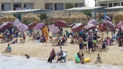 اقبال شديد على شواطئ الإسماعيلية في ثاني أيام العيد