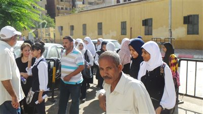 طلاب الثانوية العامة بأسوان : امتحان اللغة العربية جاء متنوع وبه جزئيات للطالب المتفوق تناولته نماذج الجمهورية