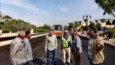 رئيس مدينة الأقصر يتابع أعمال الرصف بالشوارع والميادين