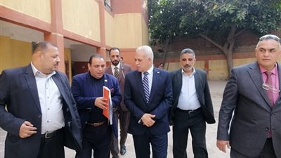 مدير تعليم القاهرة في مدارس منشأة ناصر