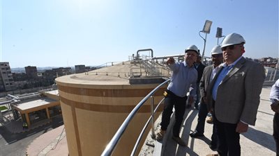 وزير الإسكان يتفقد اللمسات الأخيرة بمحطة التنقية بالإسكندرية.. صور
