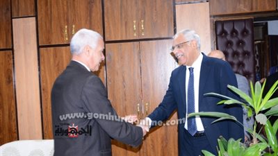 نائب رئيس جامعة أسيوط يستقبل رئيس الاتحاد المصري لكرة القدم