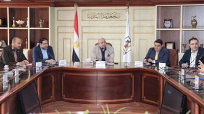محافظ بني سويف يناقش مع أعضاء البرلمان توفير أحتياجات المواطنين