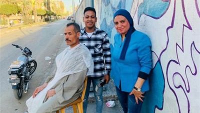 حلاق الغلابة ..يجوب شوارع الإسماعيلية لتصفيف شعر الفقراء مجانا