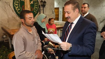 محافظ المنوفية يسلم 