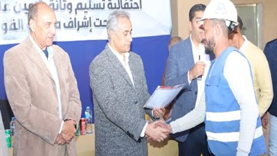تسليم شهادات تأمين للعمالة غير المنتظمة بمشروع التجلي الاعظم.. صور