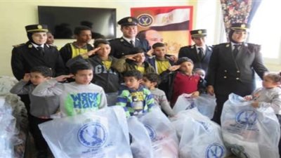 الداخلية توزع المساعدات على المواطنين بدور رعاية الأيتام والمسنين