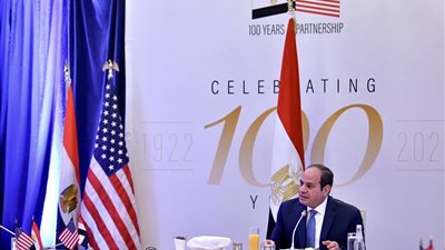 الرئيس السيسى يحضر مأدبة عشاء مع 