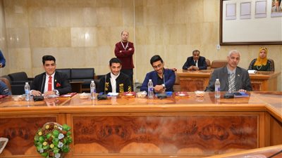 رئيس جامعة أسيوط يلتقى بأعضاء اللجنة العليا لإتحاد طلاب الجامعة