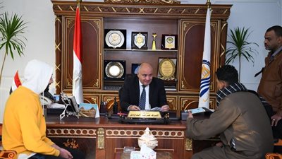 محافظ قنا يستقبل عددا من المواطنين لبحث شكاواهم ومطالبهم