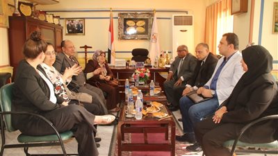 وفد هيئة إنقاذ الطفولة يبحث مشروع قرية متعلمة لمدارس بنى سويف