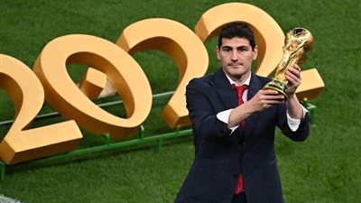 كاسياس يقدم النسخة الأصلية من كأس العالم 2022 - شاهد
