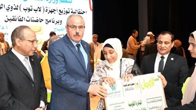 تسليم أجهزة اللاب توب لذوى الهمم البصرية بجامعة القناة