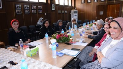 نائب رئيس جامعة أسيوط تترأس اجتماع لجنة المختبرات والأجهزة العلمية