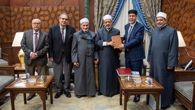 الشيخ القاسمي يهدي 