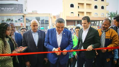 محافظ البحر الأحمر يفتتح حلقة السمك وطريق المطار بعد تطويرهما