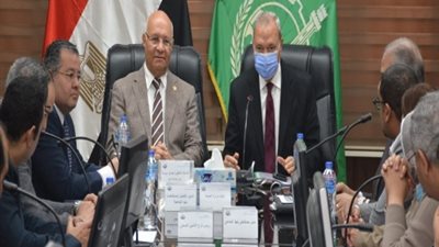محافظ القليوبية يناقش تحسين الخدمة الصحية المقدمة للمواطنين
