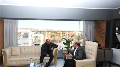 وزير قطاع الأعمال يلتقي محافظ أسوان لبحث المساهمة بخطط التنمية